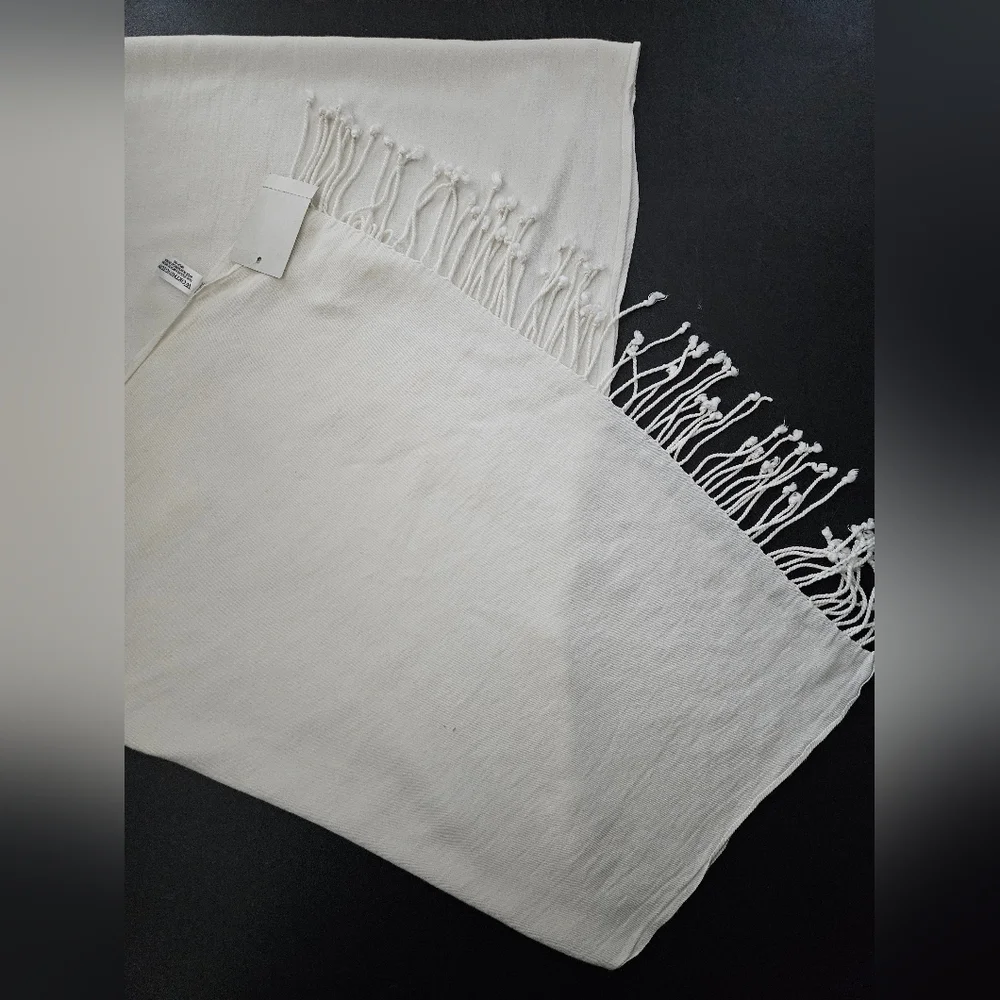 Vintage - NWT Worthington Extra Long Winter White Scarf/Shawl/Wrap